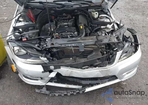 2013 Mercedes-Benz C 250 Sport z USA, uszkodzony, nr VIN WDDGF4HB5DR296358